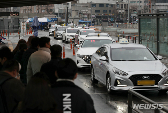 10일 서울역 택시 승강장에서 시민들이 택시를 이용하고 있다. [사진=뉴시스]