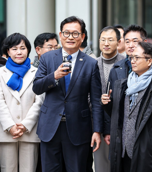 더불어민주당 전당대회 '돈봉투 살포' 의혹과 불법 정치자금 수수 혐의로 재판에 넘겨진 소나무당 송영길 대표가 13일 서초구 서울고등법원에서 열린 2심 선고 공판에서 무죄를 선고 받은 뒤 민주당 의원들과 법원 청사 앞에 서서 입장을 밝히고 있다. [사진=소나무당]