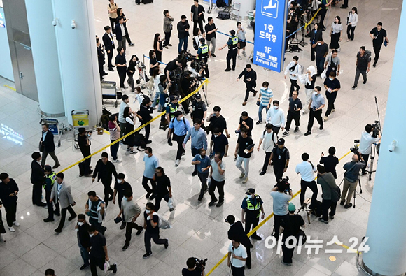 미국 조지아주 현대차그룹-LG에너지솔루션 배터리 합작 공장 건설 현장에서 구금됐다가 석방된 한국인 노동자들이 12일 오후 인천국제공항을 통해 귀국해 가족들과 인사를 나누고 있다. [사진=정소희 기자]