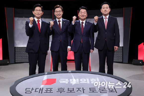국민의힘 당대표 후보들이 17일 서울 여의도 KBS에서 열린 2차 TV토론회에 앞서 포즈를 취하고 있다. 김문수(왼쪽부터), 조경태, 안철수, 장동혁, 국민의힘 당대표 후보 [사진=국회사진기자단]