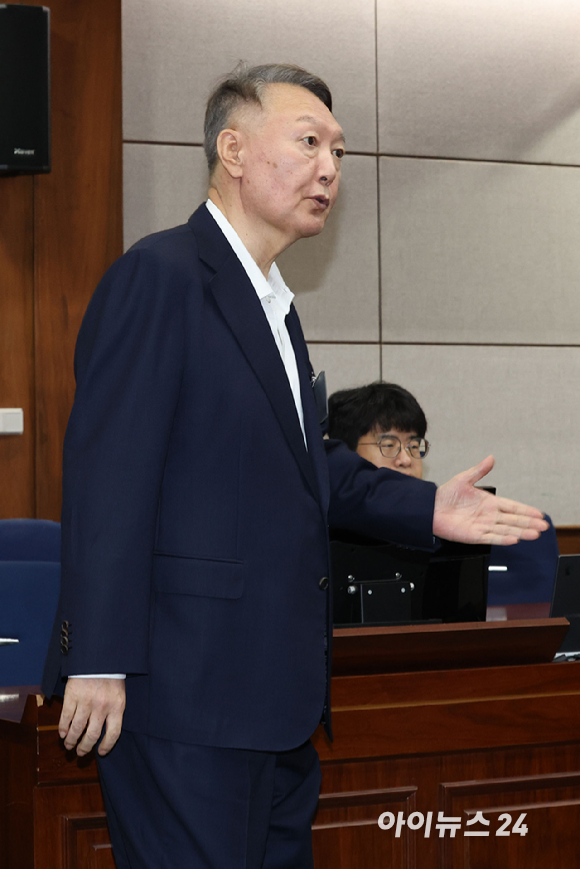 윤석열 전 대통령이 26일 서울 서초구 서울중앙지법에서 열린 특수공무집행방해, 직권남용 권리행사방해 등 혐의 사건 첫 공판에 출석하고 있다. [사진=사진공동취재단]