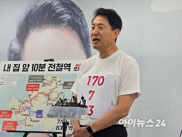 장동혁 국민의힘 대표가 26일 오후 서울 마포구 경의선숲길 광장에서 열린 서울 지역 지원 유세 연설에 앞서 시민들에게 인사하고 있다. [사진=유범열 기자]