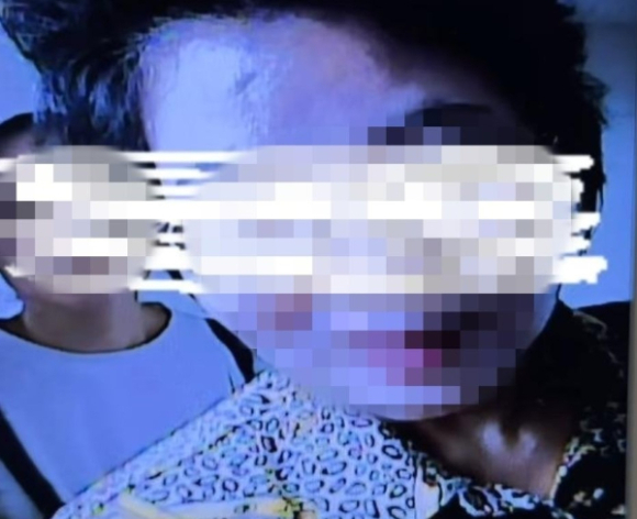 사이비 종교의 신도로 추정되는 일행이 찾아와 집 초인종을 누르고 음식을 베풀라는 요구를 했다는 사연이 전해졌다. 사진은 제보자 집 인터폰에 비친 신도 두 명의 모습. [사진=온라인 커뮤니티]