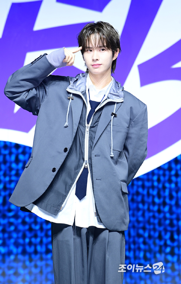 그룹 투어스 경민이 25일 오후 서울 용산구 블루스퀘어에서 열린 투어스(TWS) 첫 번째 싱글앨범 '라스트 벨(Last Bell)' 발매 기념 쇼케이스에 참석하고 있다. [사진=정소희 기자]