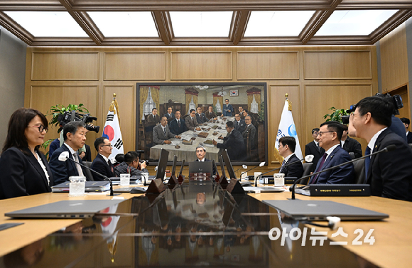 신현송 한국은행 총재가 28일 서울 중구 한국은행 본관에서 열린 취임 후 첫 금융통화위원회 본회의를 주재하고 있다. [사진=사진공동취재단]