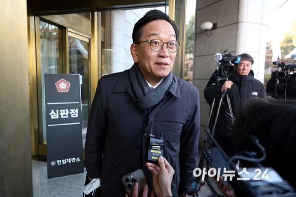 윤석열 대통령 측 변호인인 석동현 변호사가 11일 오전 서울 종로구 헌법재판소에서 열린 윤석열 대통령 탄핵 심판 7차 변론기일에 출석하며 취재진의 질문에 답하고 있다. [사진=사진공동취재단]