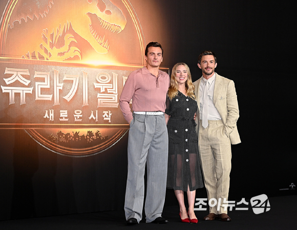 할리우드 배우 루퍼트 프렌드, 스칼렛 요한슨, 조나단 베일리가 1일 오후 서울 종로구 포시즌스 호텔 서울에서 열린 영화 '쥬라기 월드: 새로운 시작' 내한 기자간담회에서 포토타임을 갖고 있다. [사진=곽영래 기자]