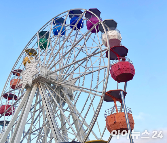 스페인 최대 관광도시 바르셀로나가 관광 수요 관리와 주택 문제 해결을 위한 재원 마련을 이유로 관광세를 대폭 인상할 예정이다. 사진은 바르셀로나 대표 관광지 사그라다 파밀리아 성당 주변. [사진=설래온 기자]