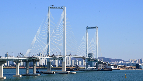 수도권과 인천 영종을 잇는 제3연륙교가 오는 5일 오후 2시 전면 개통한다. 왕복 6차로 교량에 스마트톨링 시스템을 갖췄고 184m 주탑전망대는 해상 교량 중 세계에서 가장 높아 기네스북에 이름을 올렸다. [사진=인천경제청]