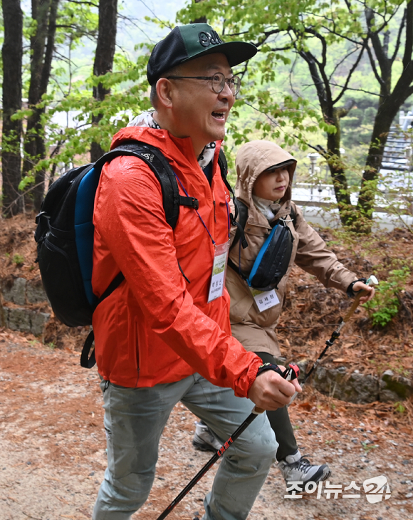 박상신 한국노르딕워킹협회장이 15일 오전 서울 강북구 북한산 우이령길에서 열린 '제7회 희망찾기 등산·트레킹 교실'에서 등산을 하고 있다. [사진=김성진 기자]