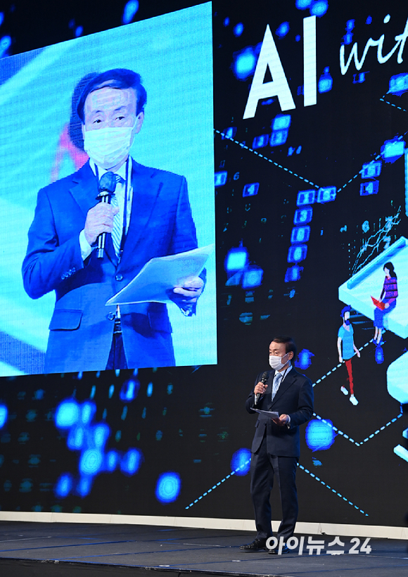 'AI 위드 휴먼(AI With Human)'을 주제로 AI 기술의 현주소를 살펴보고 미래 발전 방향을 제시하는 한편, 인간과 AI의 공존을 탐구해보는 '아이포럼 2021'이 2일 서울 드래곤시티호텔 그랜드볼룸 한라홀에서 개최됐다. 박동석 아이뉴스24 사장 겸 편집인이 환영사를 하고 있다.