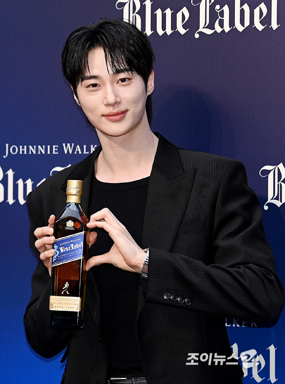 배우 변우석이 21일 서울 용산구 한남동 낫배드커피 한남에서 열린 조니워커 '더 블루로드:루트 투 석세스' 팝업 오프닝 행사에 참석해 포즈를 취하고 있다. [사진=곽영래 기자]