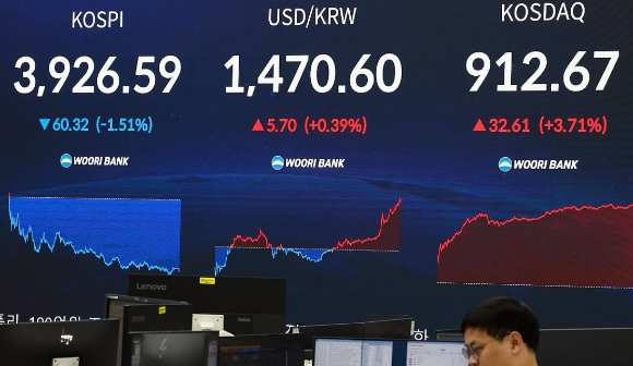 지난 28일 서울 중구 우리은행 본점 딜링룸에서 딜러들이 업무를 보고 있다. [사진=연합뉴스]
