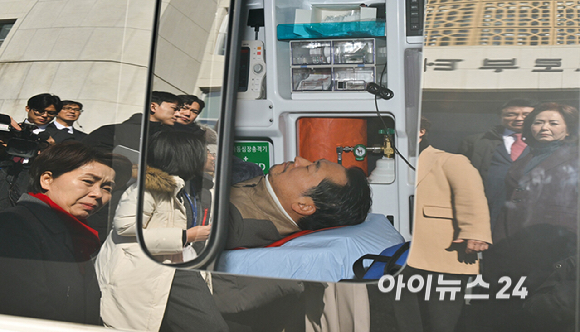 통일교&middot;공천헌금 '쌍특검'을 요구하며 8일째 단식을 진행 중인 장동혁 국민의힘 대표가 22일 서울 여의도 국회에서 단식을 중단하고 병원으로 이송되고 있다. [사진=곽영래 기자]