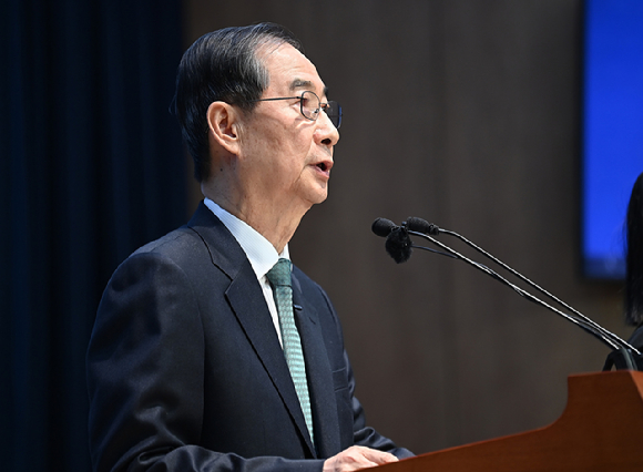 국민의힘 제21대 대통령선거 경선 결선투표에 진출한 김문수(왼쪽), 한동훈 후보가 30일 서울 중구 TV조선에서 TV토론에 앞서 포즈를 취하고 있다. [사진=연합뉴스]