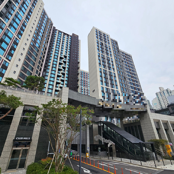 관악구 H아파트 내 일부 저층 세대가 현관부와 피트공간을 불법 확장해 전용공간으로 활용하면서 논란이 불거졌다. [그래픽=조은수 기자 ]