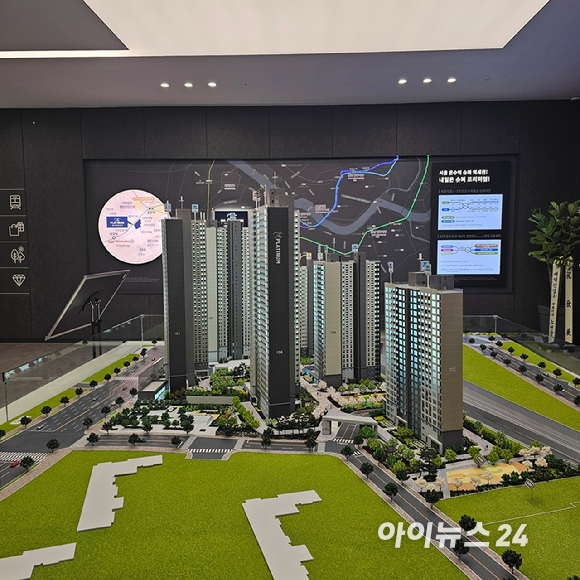 '쌍용더플래티넘 온수역' 견본주택 앞에 내방객들이 줄을 선 채 입장을 기다리고 있다. 2026.02.20. [사진=이효정 기자 ]