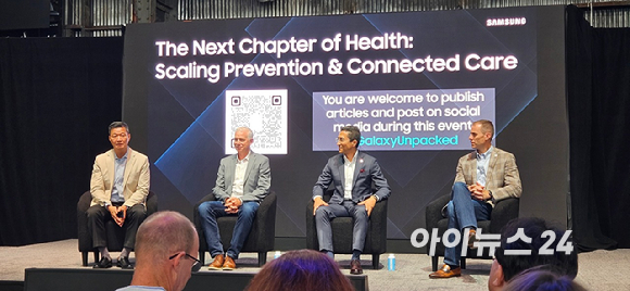(왼쪽부터) 삼성전자 MX사업부 박헌수 디지털 헬스팀장, 젤스(Xealth) CEO 마이클 맥쉐리(Michael McSherry), 대형 병원 그룹 어드보케이트 헬스(Advocate Health) 부사장 라수 스레스타(Rasu Shrestha), 근골격계 홈케어 솔루션 회사 힌지 헬스(Hinge Health) 대표 짐 퍼슬리(Jim Pursley)가 10일(현지시간) 미국 뉴욕 브루클린에서 열린 제3회 테크 포럼에서 디지털 헬스의 미래에 대해 논의하고 있다. [사진=박지은 기자]