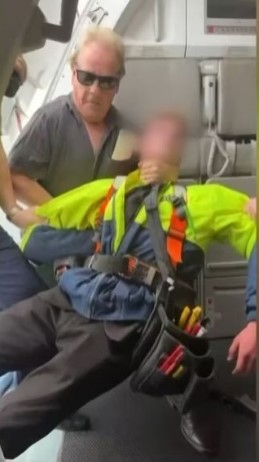 호주 남동부 멜버른 인근 애벌론 공항에서 산탄총을 들고 여객기에 타려던 17세 소년을 승객 등이 제압한 모습. 2025.03.07 [사진=호주ABC뉴스]