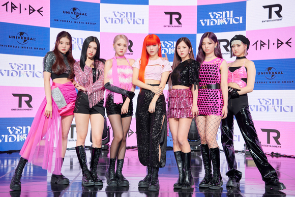 걸그룹 트라이비(TRI.BE)가 12일 온라인으로 진행된 첫 번째 미니앨범 'VENI VIDI VICI' 발매 기념 쇼케이스에 참석해 포즈를 취하고 있다. [사진=티알엔터테인먼트, 멜로우엔터테인먼트]
