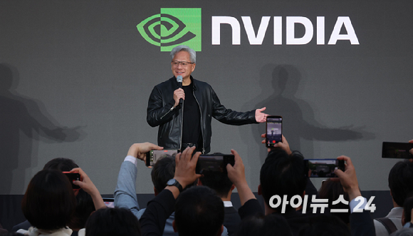 젠슨 황 엔비디아 최고경영자(CEO)가 8일 서울 중구 신라호텔에서 열린 '엔비디아 코리아 AI 에코시스템 리셉션'에 참석해 스피치를 하고 있다. [사진=정소희 기자]