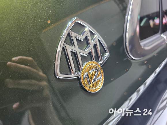 메르세데스-벤츠 코리아가 25일 서울 종로구 북촌 '푸투라서울'에서'메르세데스-마이바흐 S-클래스 V12 에디션'을 공개하고 있다. [영상=김종성 기자]