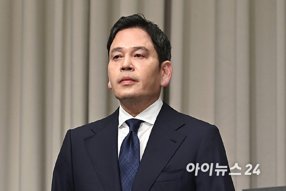 정용진 신세계그룹 회장이 26일 서울 강남구 조선팰리스 호텔에서 스타벅스 5.18 '탱크데이' 마케팅 관련 대국민 사과를 하고 있다. [사진=곽영래 기자]
