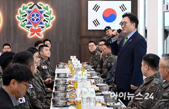 우원식 국회의장이 26일 오전 경기 양평군 옥천면 제11기동사단 108기계화 보병대대를 방문, 장병들을 격려하고 있다. [사진=국회사진기자단]