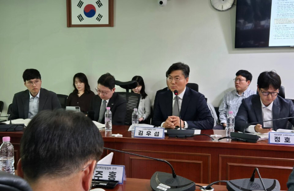 김우섭 LG에너지솔루션 전무가 12일 국회의원회관 제5간담회의실에서 열린 '전략산업의 경쟁력 강화를 위한 국내생산촉진세제 국회 토론회'에서 발언하고 있다. [사진=LG에너지솔루션]
