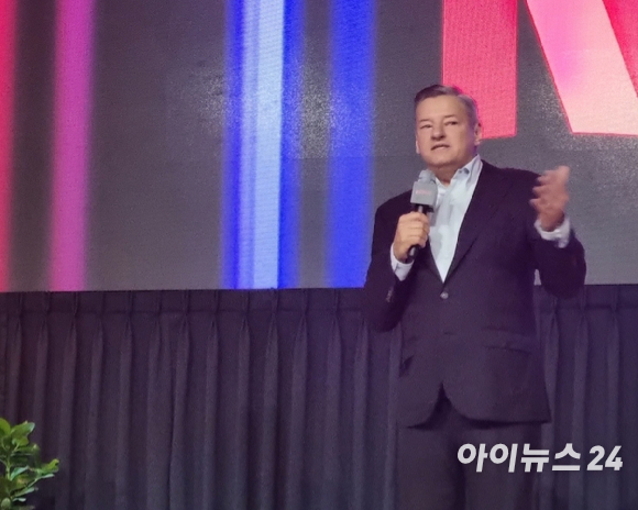 테드 서랜도스 넷플릭스 공동 최고경영자(CEO)가 22일 오전 포시즌스 호텔 서울에서 열린 '넷플릭스와 한국 콘텐츠 이야기'행사에서 인사말하고 있다. [사진=안세준 기자]