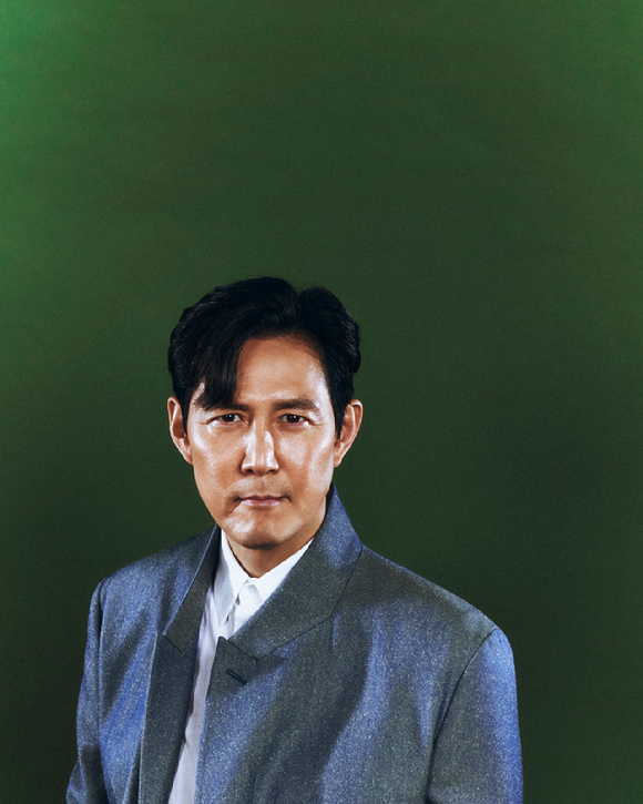 배우 이정재가 넷플릭스 시리즈 '오징어 게임' 시즌3 인터뷰에 앞서 포즈를 취하고 있다. [사진=넷플릭스]