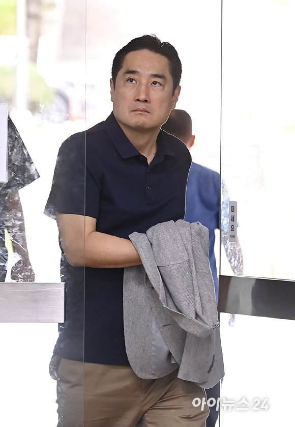 조국 조국혁신당 혁신정책연구원장 아들에 대한 명예훼손 혐의를 받는 강용석 변호사가 27일 오후 서울중앙지방법원에서 열린 1심 공판에 출석하고 있다. [사진=곽영래 기자]