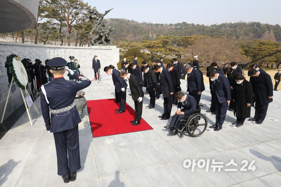 윤석열 제20대 대통령 선거 당선인이 10일 오전 서울 동작구 국립서울현충원을 찾아 현충탑 참배를 하기 위해 이동하고 있다. [사진=국회사진취재단]