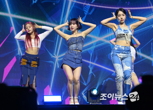 그룹 비비지가 6일 오후 서울 광진구 광장동 예스24라이브홀에서 열린 두 번째 미니앨범 '서머 바이브(Summer Vibe)' 발매 기념 쇼케이스에서 공연을 하고 있다. [사진=김성진 기자]