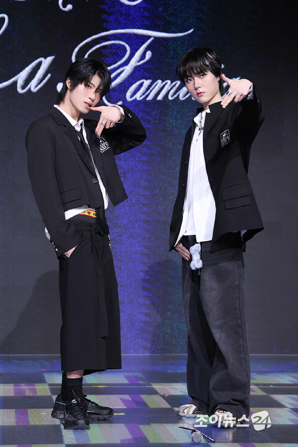 그룹 초코1(ChoCo1) 예찬, 태조가 24일 오후 서울 마포구 상암동 쇼킹케이팝센터에서 열린 초코엔터테인먼트 첫 패밀리 앨범 '초코 라 파밀리아(ChoCo La Familia)' 발매 기념 쇼케이스에 참석해 포즈를 취하고 있다. [사진=문수지 기자]