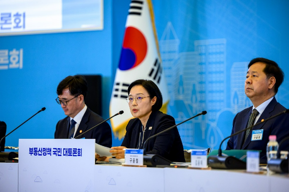 한성숙 국무총리가 7월27일 대한상공회의소에서 열린 부동산정책 국민 대토론회를 주재하고 있다. [사진=총리실]