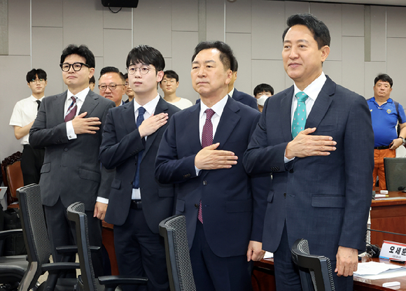 오세훈 서울시장과 무소속 한동훈 의원 등이 25일 국회 의원회관에서 열린 제10차 대한민국 미래혁신포럼 세미나 "미국의 대전략과 한국의 선택"에서 국기에 경례하고 있다. 오른쪽부터 오 시장, 국민의힘 김기현 의원, 홍태화 미 외교정책연구소 연구원, 한 의원. 2026.8.25 [사진=연합뉴스]