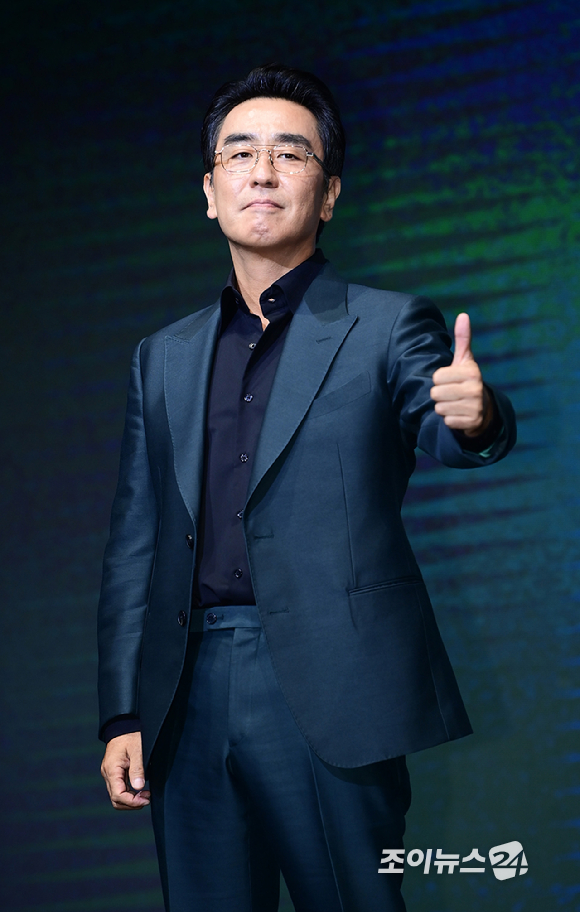 배우 류승룡이 8일 오전 서울 영등포구 콘래드 서울에서 열린 디즈니+의 오리지널 시리즈 '파인: 촌뜨기들' 제작발표회에 참석하고 있다. [사진=정소희 기자]