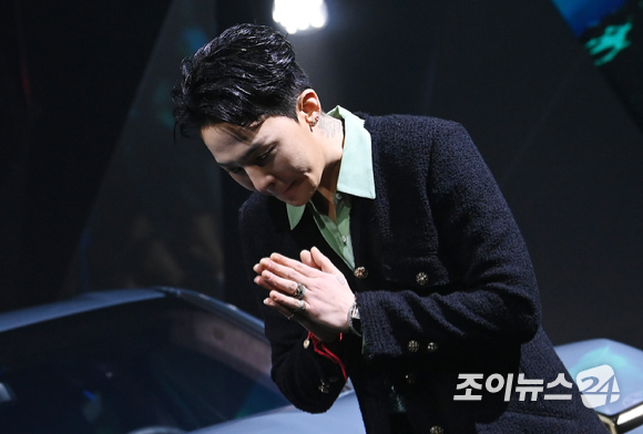 가수 지드래곤이 28일 오후 서울 강남구 삼성동의 한 빌딩에서 열린 BMW 초고성능 SAV 모델인 '뉴 XM' 공개 출시 행사에서 기념촬영을 하고 있다. [사진=김성진 기자]