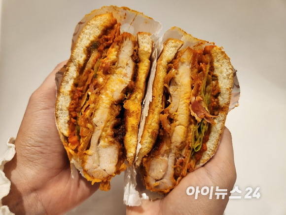 '에드워드 리 셰프 컬렉션 Ⅱ' 시식회 현장에 진열된 신제품 버거 2종과 치킨. [사진=구서윤 기자]