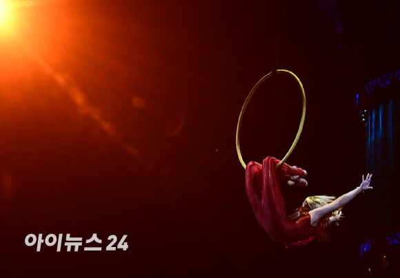 15일 오후 서울 잠실종합운동장 내 빅탑에서 열린 태양의서커스 '쿠자(KOOZA)' 프레스 컨퍼런스에서 배우들이 환상적인 무대를 선보이고 있다. [사진=정소희 기자]