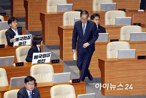 한덕수 대통령 권한대행 국무총리가 24일 국회 본회의장에서 추가경정예산안 시정연설을 하기 위해 단상으로 이동하고 있다. [사진=곽영래 기자]