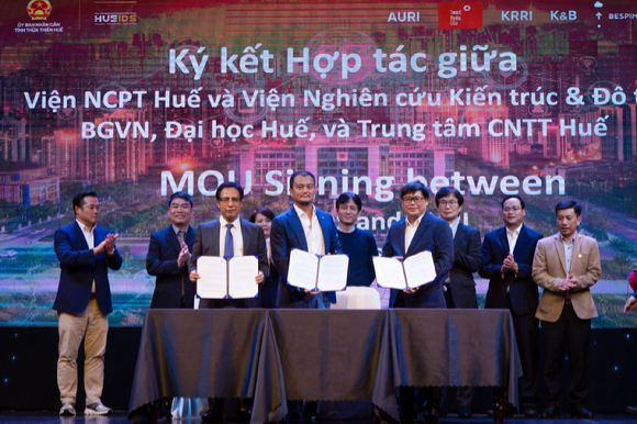 (왼쪽 세번째부터)레 안 프엉(Le Anh Phuong) 후에 대학교 총장과 박경훈 베스핀글로벌 아시아 대표, 호앙 바오 훔(Hoang Bao Hung) 후에 CIT 원장이 전략적 파트너십을 체결한 후 기념촬영을 하고 있다. [사진=베스핀글로벌]