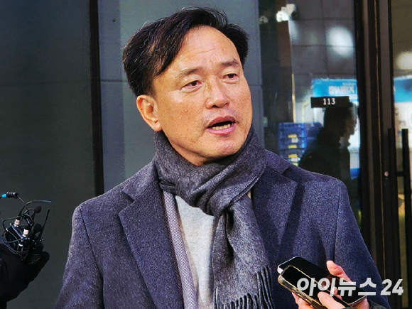 김종철 초대 방송미디어통신위원회(방미통위) 위원장 후보자가 4일 과천시 일대에 마련된 인사청문회 준비사무실로 출근하며 취재진과 만나 발언하고 있다. [사진=안세준 기자]