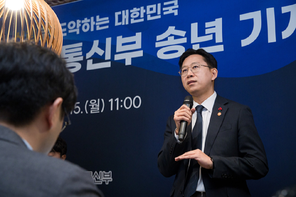 배경훈 부총리 겸 과학기술정보통신부 장관이 15일 오전 세종특별자치시 정부세종청사 인근 식당에서 열린 과학기술정보통신부 기자간담회에서 기자들과 질의응답을 진행하고 있다. [사진=과기정통부]