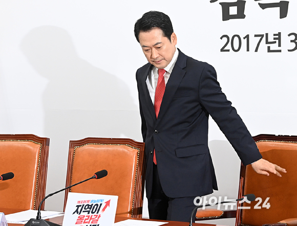 장동혁 국민의힘 대표가 11일 서울 여의도 국회에서 열린 최고위원회의에 참석하고 있다. [사진=곽영래 기자]