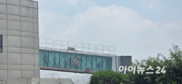 이재명 대통령과 이재용 삼성전자 회장, 최태원 SK그룹 회장이 29일 청와대에서 열린 3대 메가프로젝트 국민보고회에서 기업 투자 발표 후 기념촬영을 하고 있다. 2026.6.29 [사진=청와대통신사진기자단]