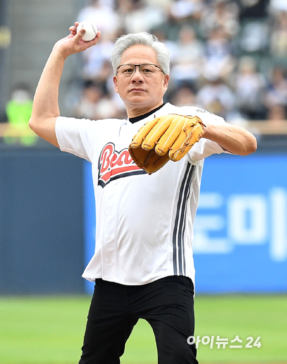 젠슨 황 엔비디아 최고경영자(CEO)가 7일 서울 잠실야구장에서 열린 KBO리그 두산과 키움의 경기에서 시구자로 나서 인사하고 있다. [사진=사진공동취재단]