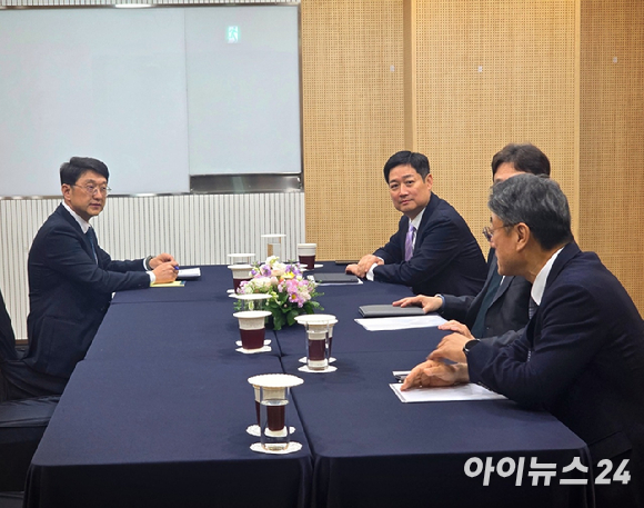 배경훈 부총리 겸 과학기술정보통신부 장관(왼쪽 두 번째)이 9일 오후 서울 강남구 과학기술회관에서 열린 '통신의 국민&middot;신뢰&middot;민생 미래를 위한 통신 3사 공동선언식'에서 발언하고 있다. 사진은 왼쪽부터 정재헌 SK텔레콤 대표, 배 부총리, 박윤영 KT 대표, 홍범식 LG유플러스 대표. [사진=안세준 기자]