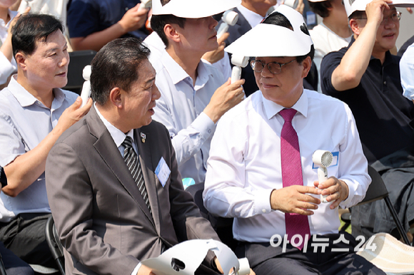 8일 서울 여의도 국회 사랑재에서 열린 K-바캉스 캠페인 "K-관광 올여름은 국내로 !"에 참석한 우원식 국회의장과 더불어민주당 김병기 당대표 직무대행 겸 원내대표, 국민의힘 송언석 비상대책위원장 겸 원내대표 등 참석자들이 구호를 외치고 있다. [사진=곽영래 기자]